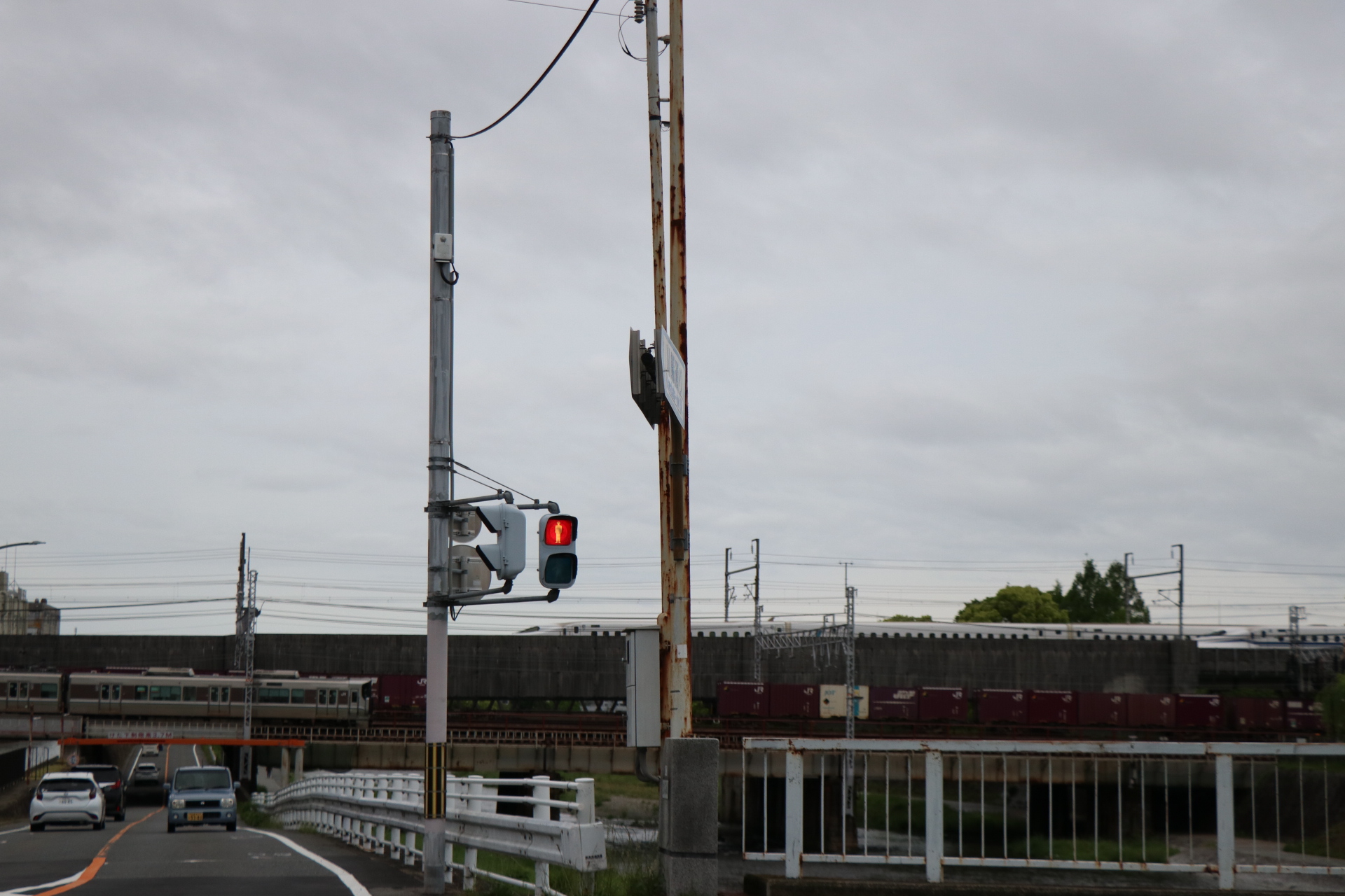 新幹線と在来線と貨物列車が見えます