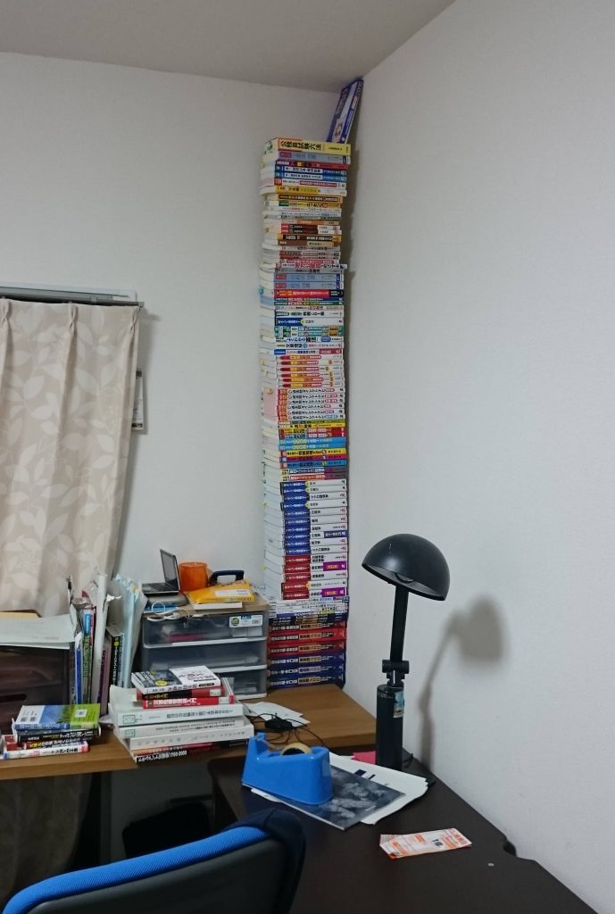 天井まで積みあがった本