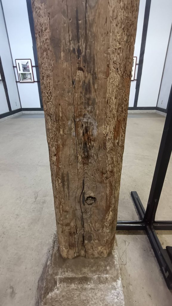 中央の柱と土台石