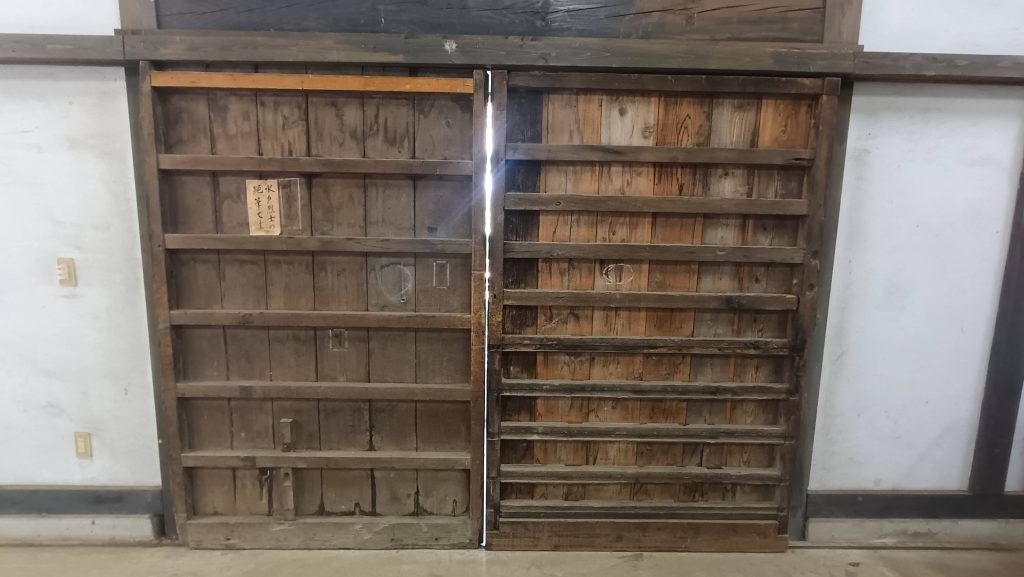 絶筆が書かれた扉