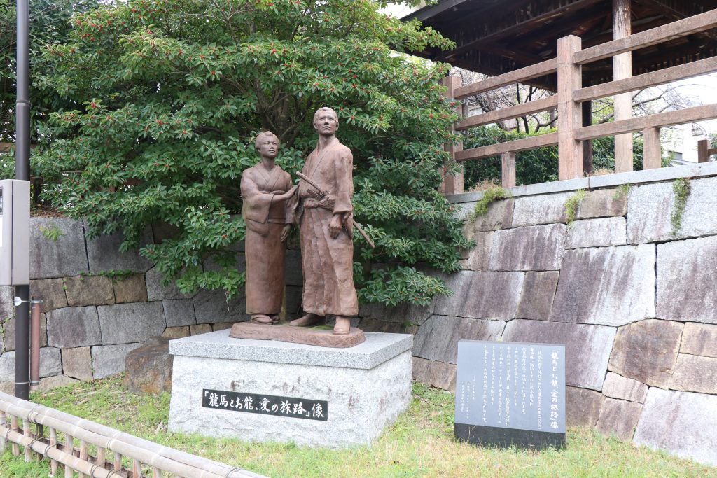 「龍馬とお龍 愛の旅路」像