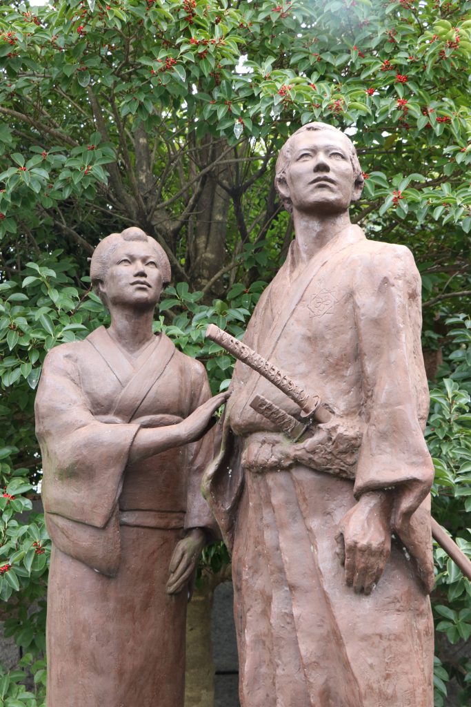 「龍馬とお龍 愛の旅路」像