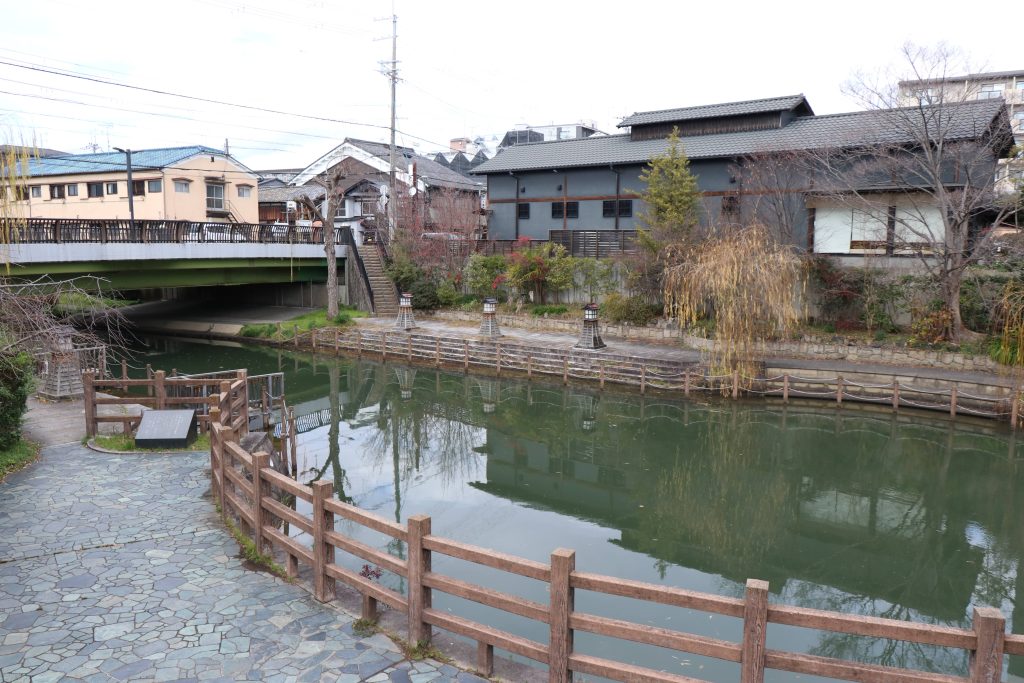 「龍馬とお龍 愛の旅路」像