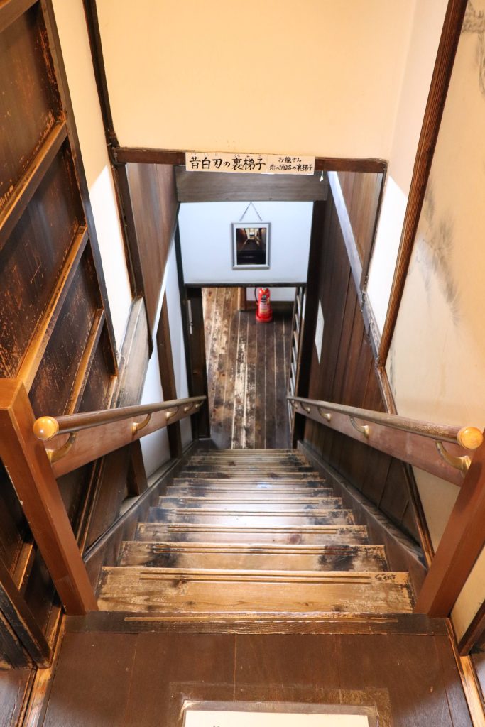 お龍さん恋の通路の裏梯子