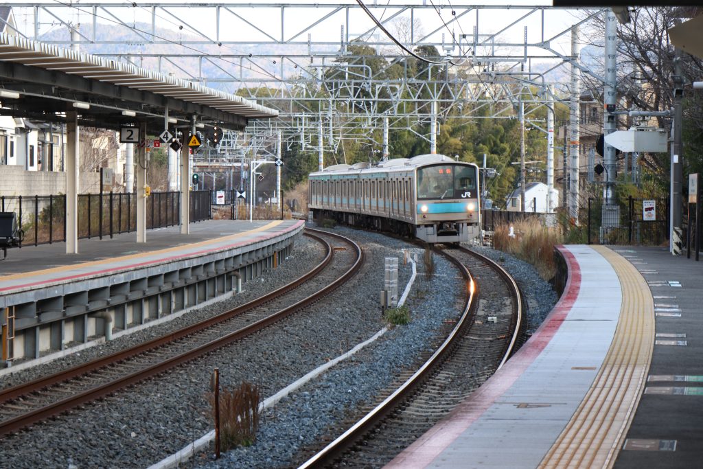 電車で向かう