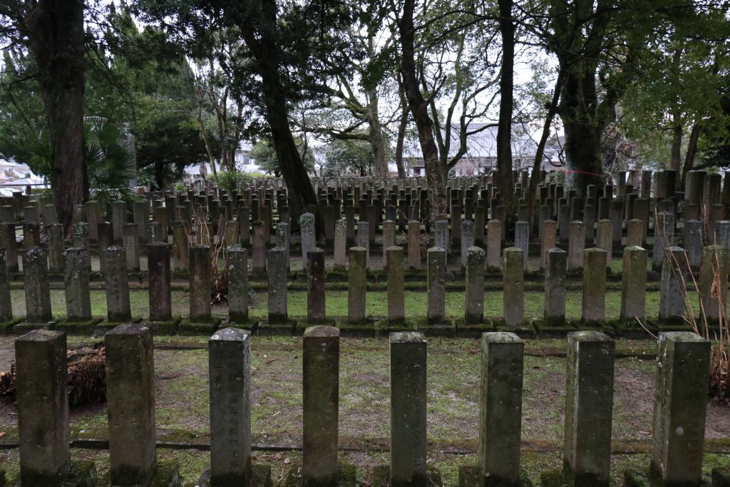 高月官軍墓地